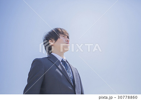 見上げる男性 30778860