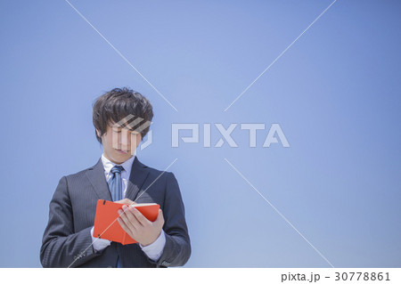 メモを持って微笑む男性 30778861