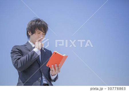 メモを持って考える男性 30778863