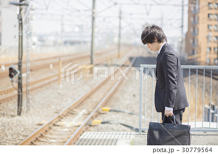 自殺しようとする男性 30779564