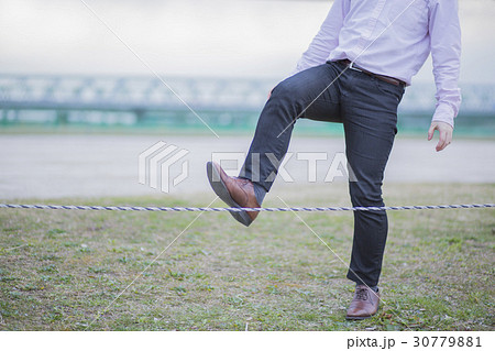 またぐ男性 またぐ男性 30779881