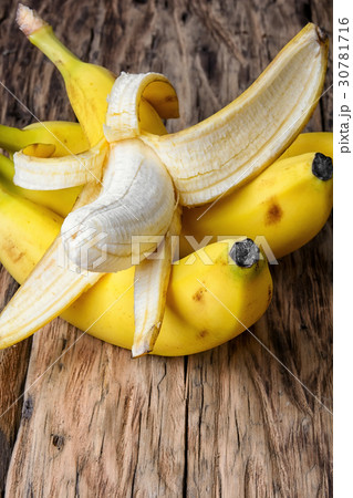 bunch of ripe bananas 30781716