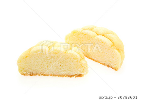 半分にカットしたメロンパン 30783601