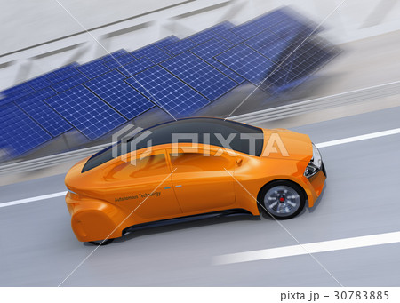 高速道路に走行している自動運転電気自動車。道路側に太陽光電池が設置されている 30783885