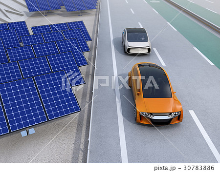 高速道路に走行している自動運転電気自動車。道路側に太陽光電池が設置されている 30783886