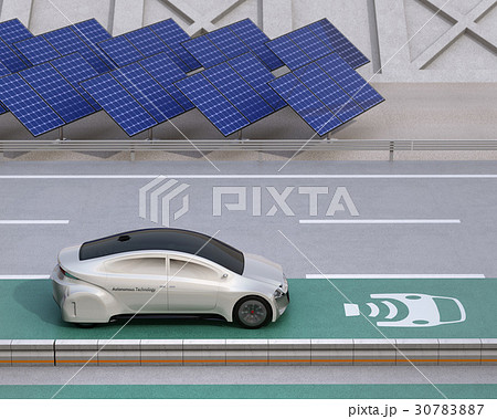 非接触充電レーンに走行している自動運転電気自動車。道路側に太陽光電池が設置されている 30783887