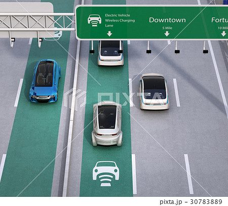高速道路非接触充電優先レーンに走行している電気自動車 30783889