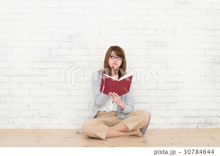 考える若い女性 30784644