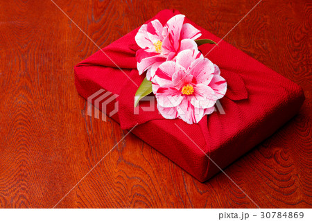 風呂敷包みと椿～沖の浪・はなやか 30784869