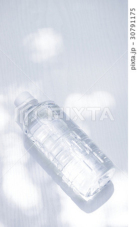ペットボトルの水 30791175