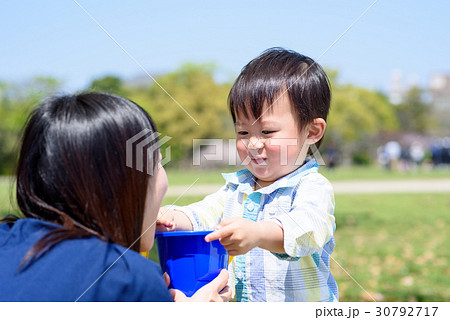ままごとでバケツに入ったご飯を母親に食べてもらって嬉しい男の子 30792717