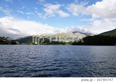 高級リゾート地サンモリッツ　サンモリッツ湖 30794747
