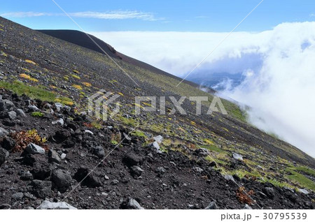 秋の富士山 宝永山と雲 30795539