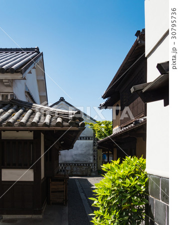 倉敷美観地区の白壁・なまこ壁と格子窓の古民家 倉敷美観地区の白壁・なまこ壁と格子窓の古民家 30795736