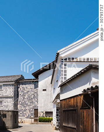 倉敷美観地区の白壁・土蔵と路地裏・晴れた青空 倉敷美観地区の白壁・土蔵と路地裏・晴れた青空 30795737