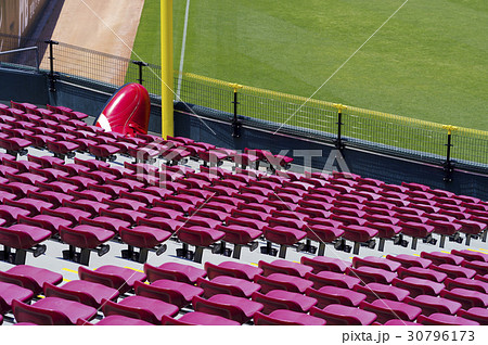 カープ本拠地マツダスタジアム ライト外野席ポール付近 30796173