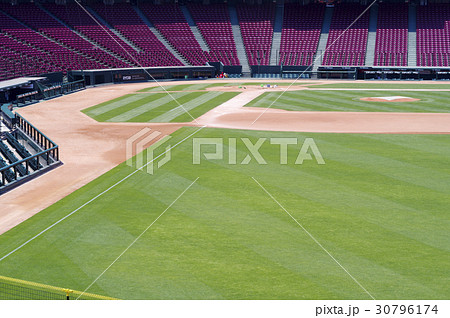 カープ本拠地マツダスタジアム コンコースから臨む1塁側グラウンド カープ本拠地マツダスタジアム コンコースから臨む1塁側グラウンド 30796174