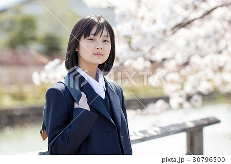 制服を着た可愛らしい女子校生 30796500