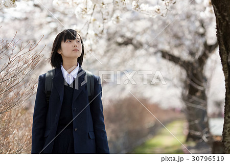 制服を着た可愛らしい女子校生 制服を着た可愛らしい女子校生 30796519