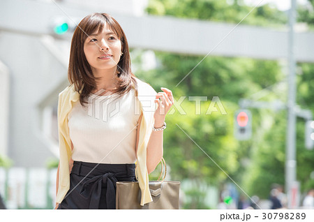 街角に立つ若い女性 新宿の写真素材 3079