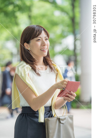 名刺交換するビジネスウーマン 30798301