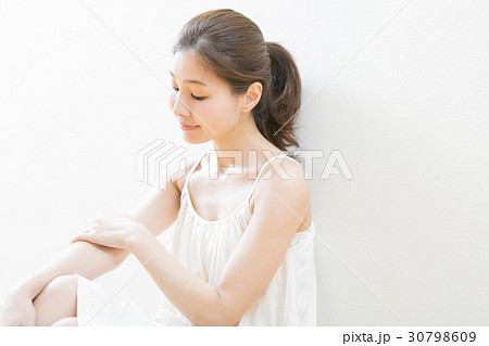 30代女性のスキンケアイメージ 30代女性のスキンケアイメージ 30798609