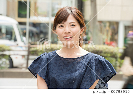 街角の若い女性　表参道 30798916