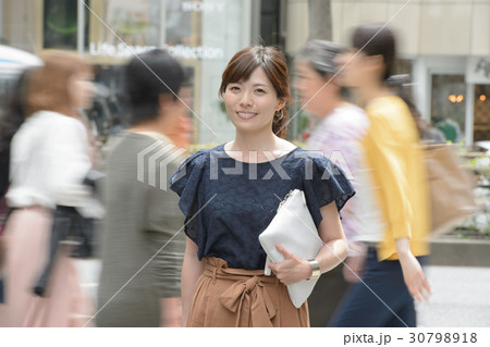街角の若い女性　表参道 30798918