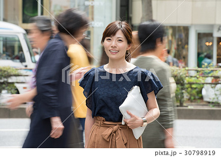 街角の若い女性　表参道 30798919