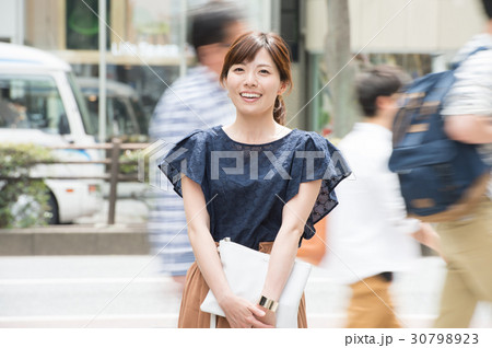 街角の若い女性　表参道 30798923
