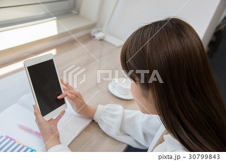 タブレットを操作する女性 30799843