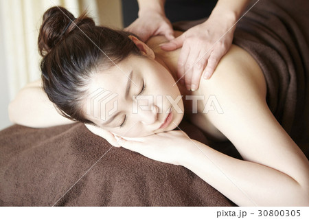 A woman is massaged shoulder in spa. A woman is massaged shoulder in spa. 30800305