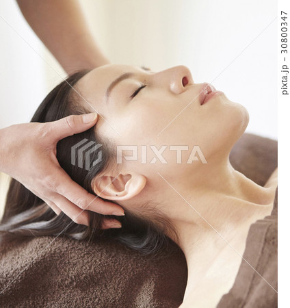 Hands is massaging by pressing point on head. 30800347