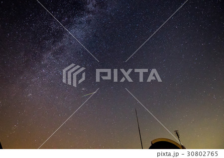 アンドロメダ星雲のちかくを流れる流星 30802765