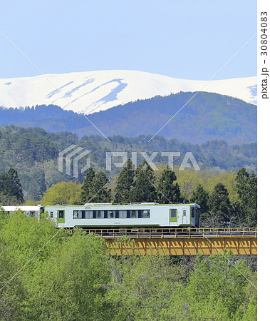 新緑の磐越西線と残雪の飯豊連峰 新緑の磐越西線と残雪の飯豊連峰 30804083