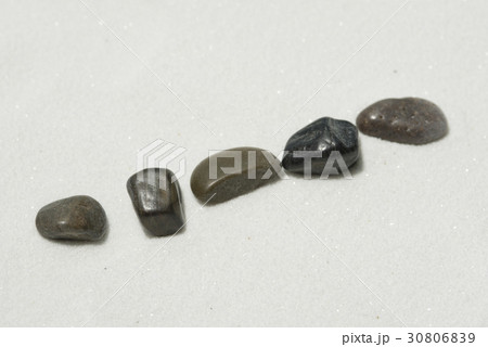砂に石 30806839