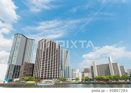 高層ビル（青空バック） 30807263