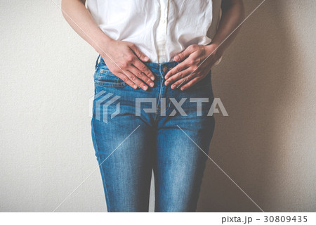 下腹部を押さえる女性 下腹部を押さえる女性 30809435