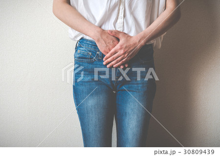 下腹部を押さえる女性 下腹部を押さえる女性 30809439