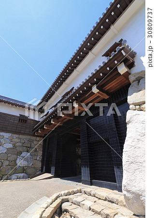 今治城二の丸の表門である鉄御門、武具櫓。 30809737