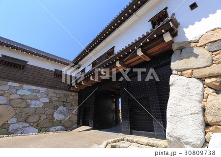 今治城二の丸の表門である鉄御門、武具櫓。 今治城二の丸の表門である鉄御門、武具櫓。 30809738