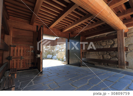 今治城二の丸の表門「鉄御門」と枡形 30809759