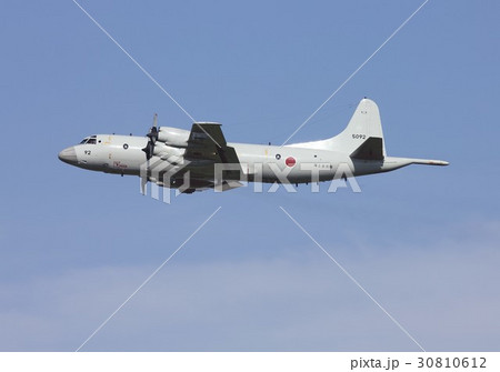 美しい青空を飛行する海上自衛隊のP-3Cオライオン哨戒機 美しい青空を飛行する海上自衛隊のP-3Cオライオン哨戒機 30810612