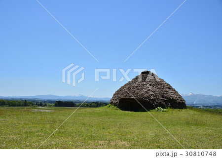 新緑の中の樺山遺跡　縄文式住居と奥羽山脈 30810748