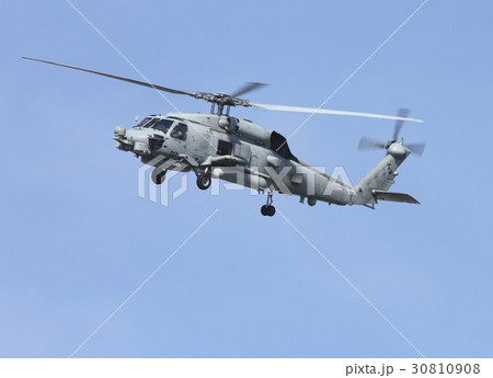 美しい青空を飛行する米海軍MH-60Rシーホーク対潜ヘリコプター 30810908