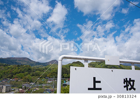 JR上越線　上牧駅 ホームより大峰山　吾妻山をの望む 30813324