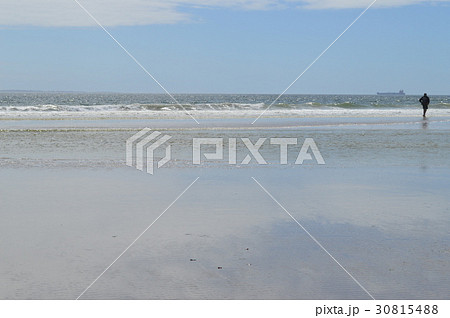 南アフリカ、ケープタウンの海岸。遠くに貨物船が見えます。 南アフリカ、ケープタウンの海岸。遠くに貨物船が見えます。 30815488