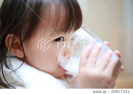 牛乳 子供 (ミルク 風呂上がり 幼児 女の子 1才 1歳 飲み物 ドリンク バスタオル パジャマ) 30817341