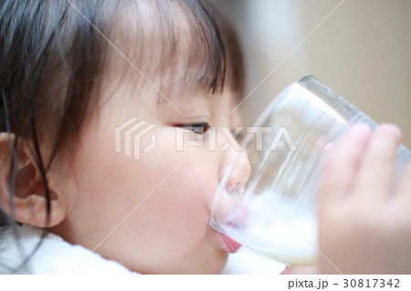牛乳 子供 ミルク 風呂上がり 幼児 女の子 1才 1歳 飲み物 ドリンク バスタオル パジャマ の写真素材