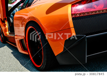 オレンジ色のスポーツカーの写真素材